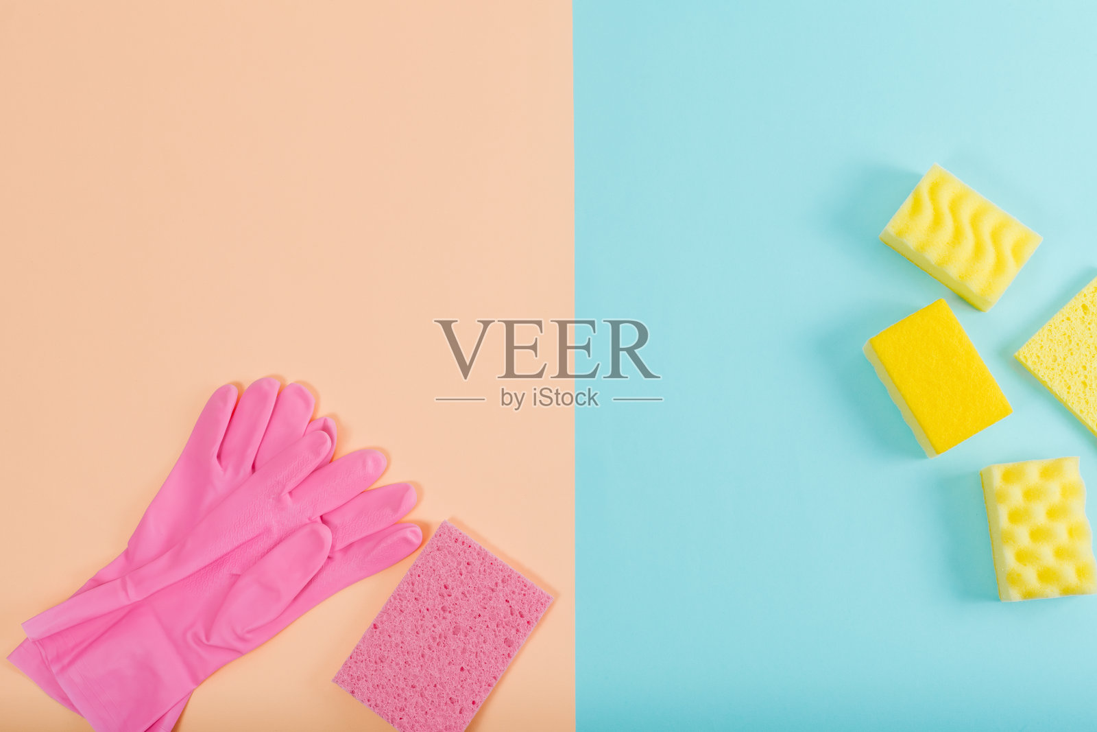 粉红色和黄色的清洁用具。粉红色和蓝色的背景。清洗的概念。创意平铺，俯视图照片摄影图片