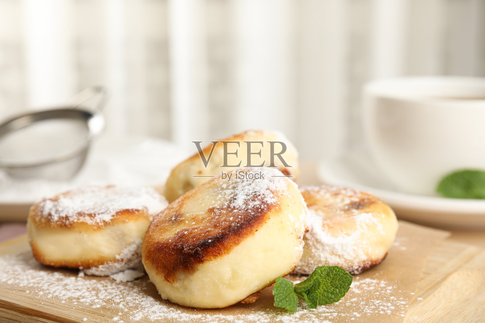 美味的村舍奶酪薄饼配糖粉放在木板上，特写镜头照片摄影图片