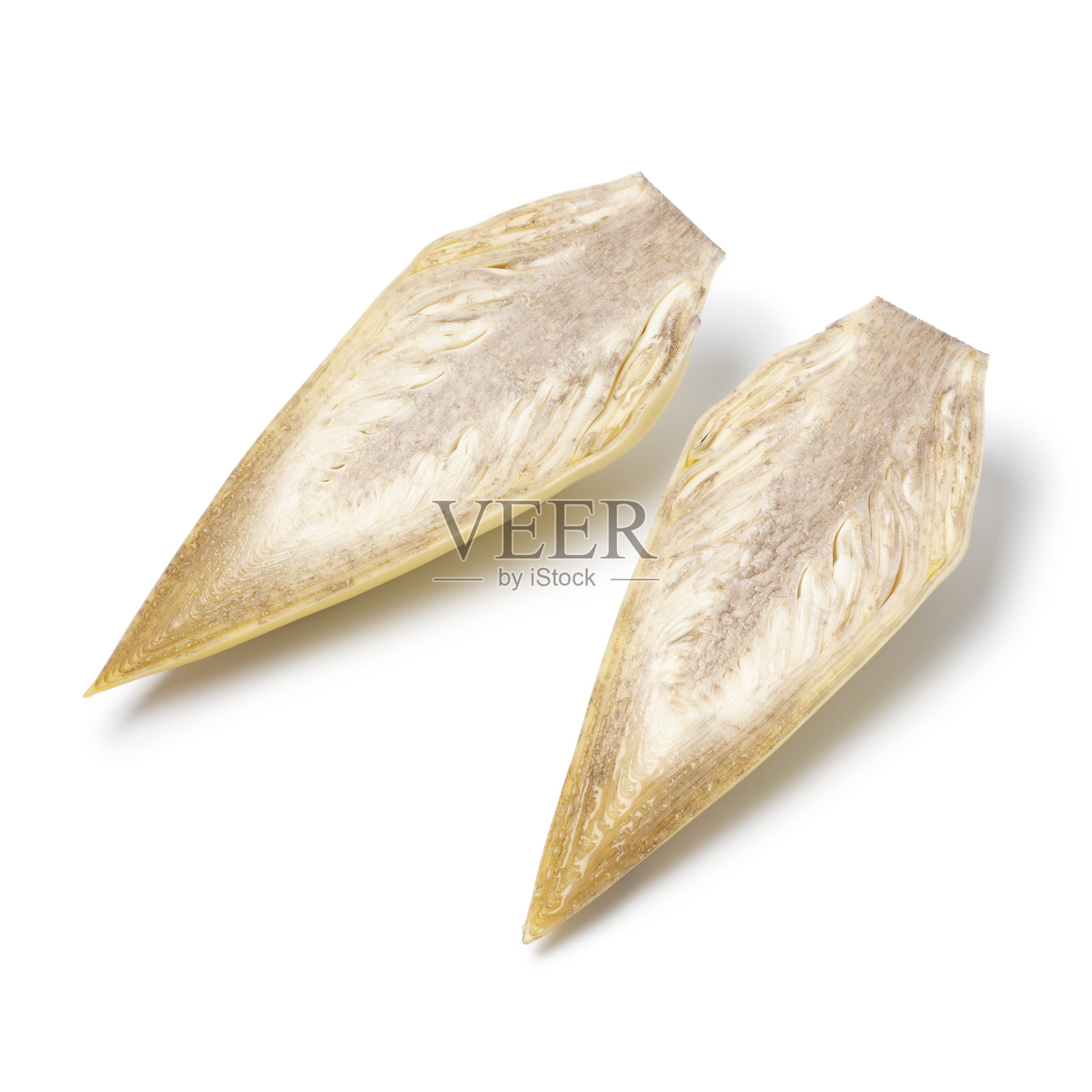 在白色背景下，对半切开的新鲜香蕉花照片摄影图片