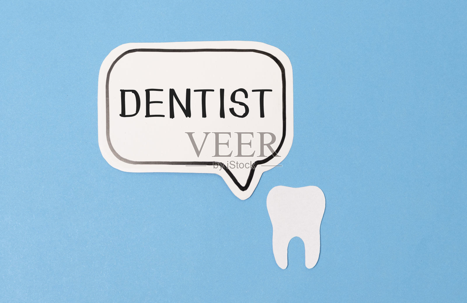 牙医节快乐的概念与牙齿在皇冠上的蓝色背景。照片摄影图片