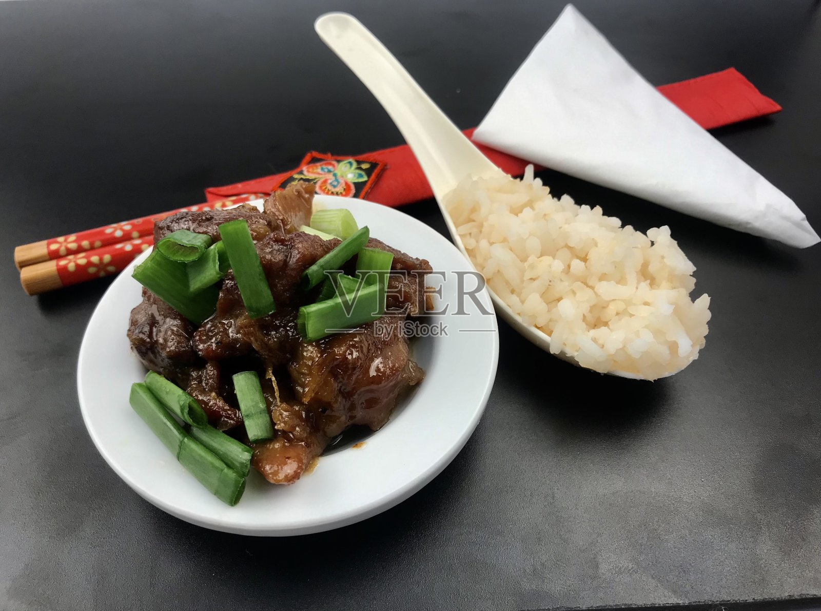 中式烹饪风格——黑底炒羊肉照片摄影图片