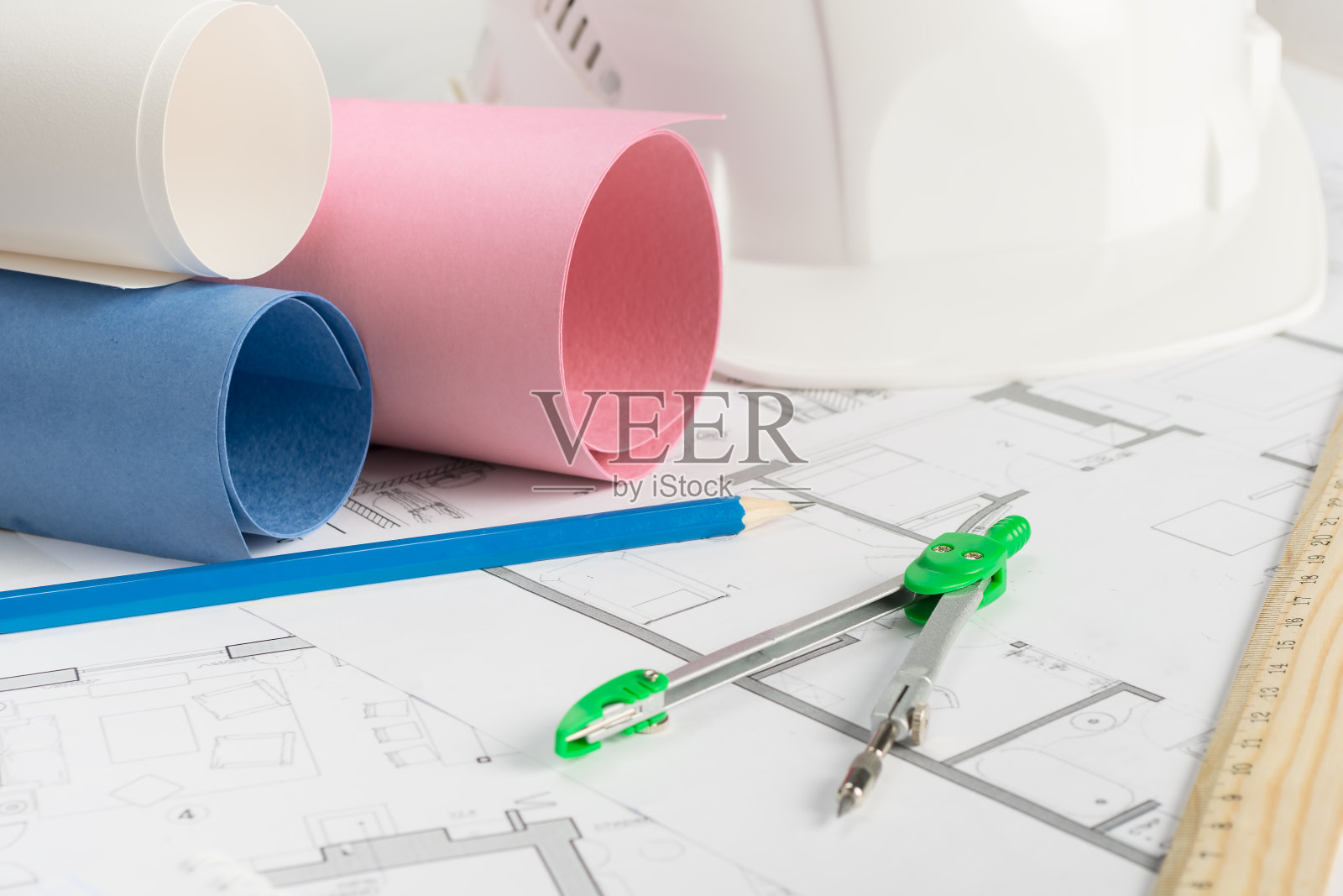 建筑师，工程师，建筑工人的办公桌。新建筑的设计概念。照片摄影图片