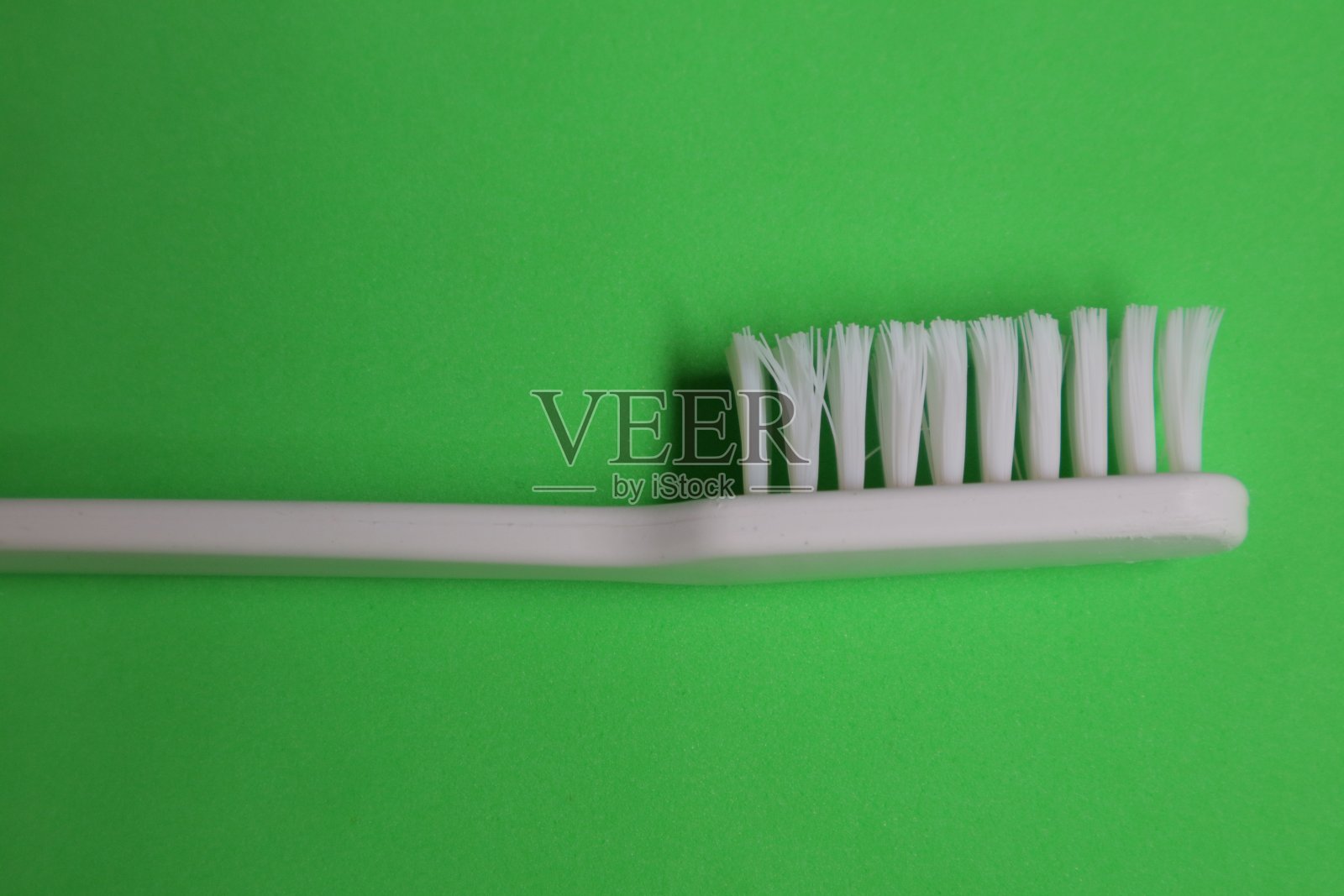 用牙刷在孤立的背景照片上清洁牙齿照片摄影图片