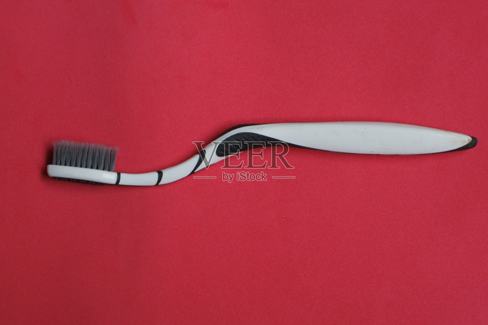 用牙刷在孤立的背景照片上清洁牙齿照片摄影图片