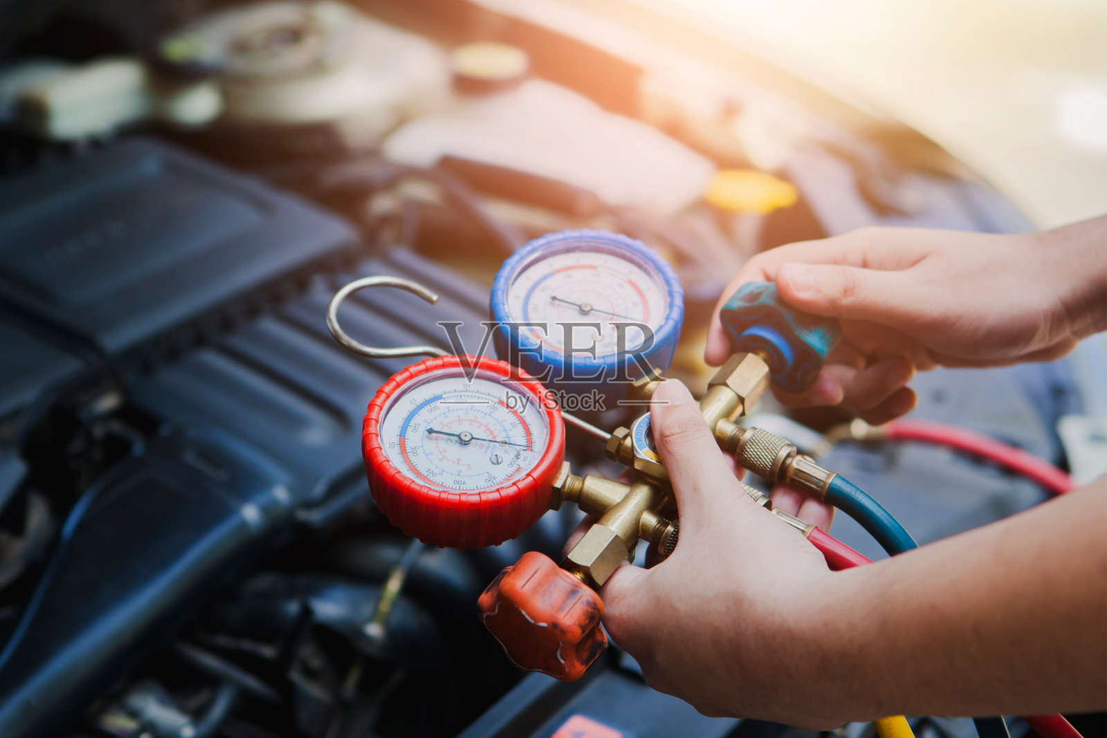 汽车维修工手持显示器检查和固定汽车车库的空调系统照片摄影图片