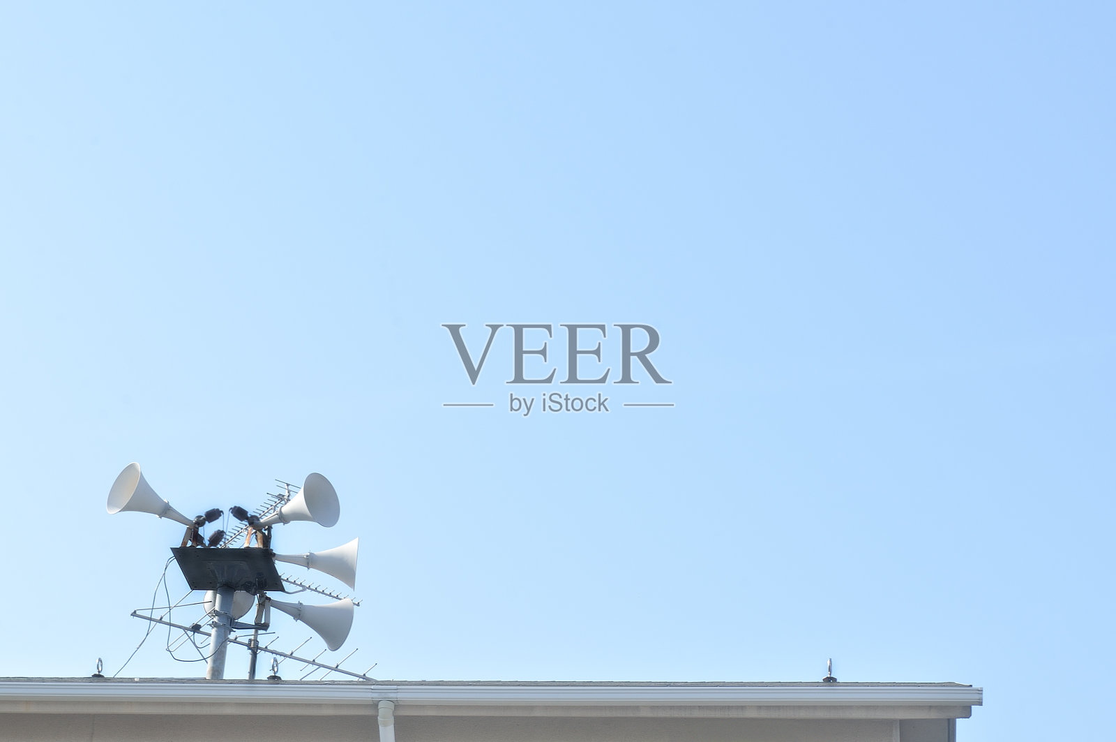 屋顶上的广播设备照片摄影图片