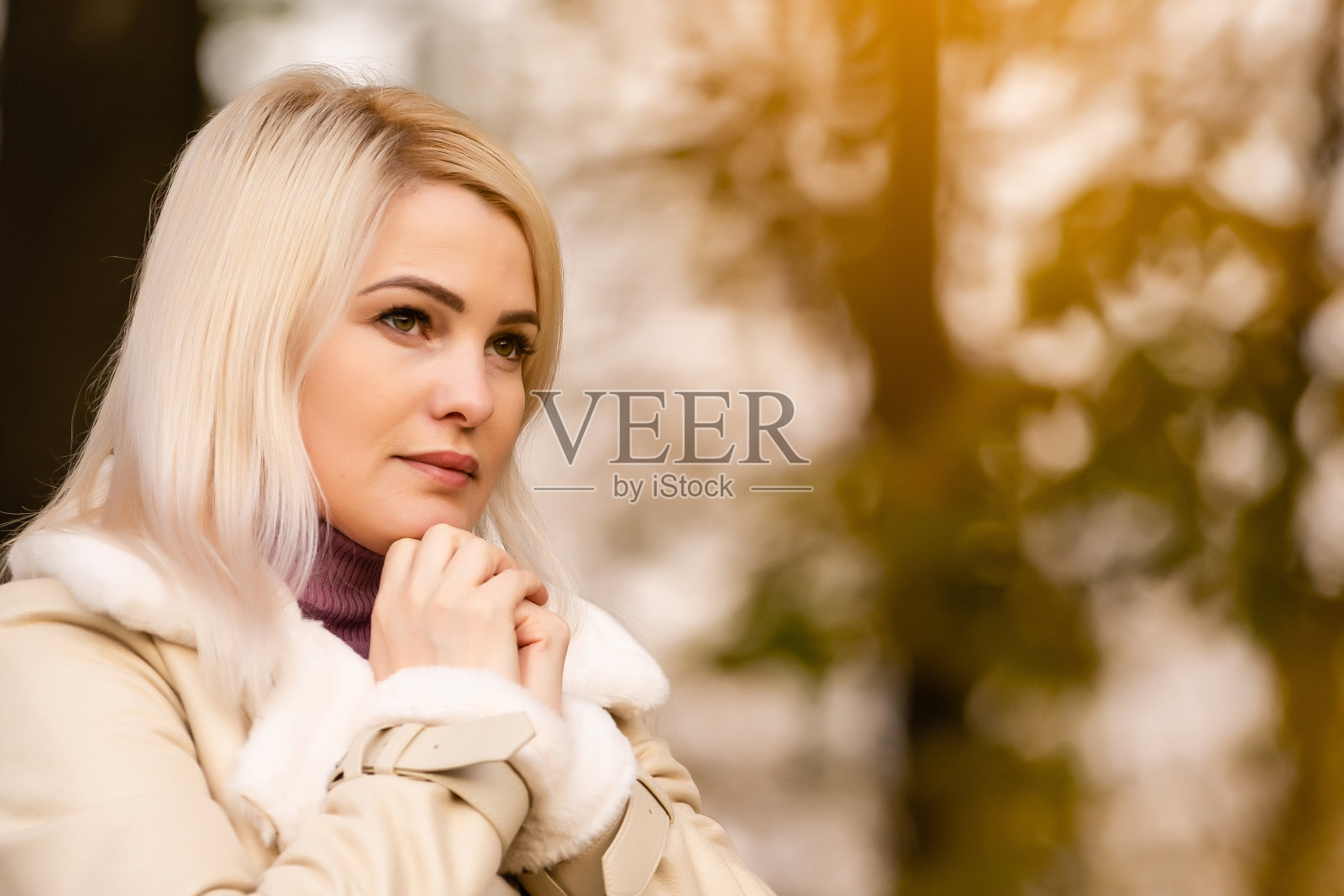 有魅力的年轻女子正在公园祈祷，希望更好的时光到来。信仰、灵性和宗教的概念。照片摄影图片