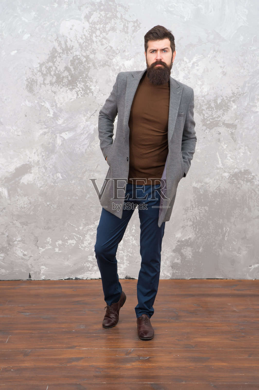 男装和时尚概念。一个英俊的留着胡子的商人穿着豪华的正装。男人残忍的时尚模特。商务人士时尚风格。办公室正式服装。曾经看起来很完美照片摄影图片