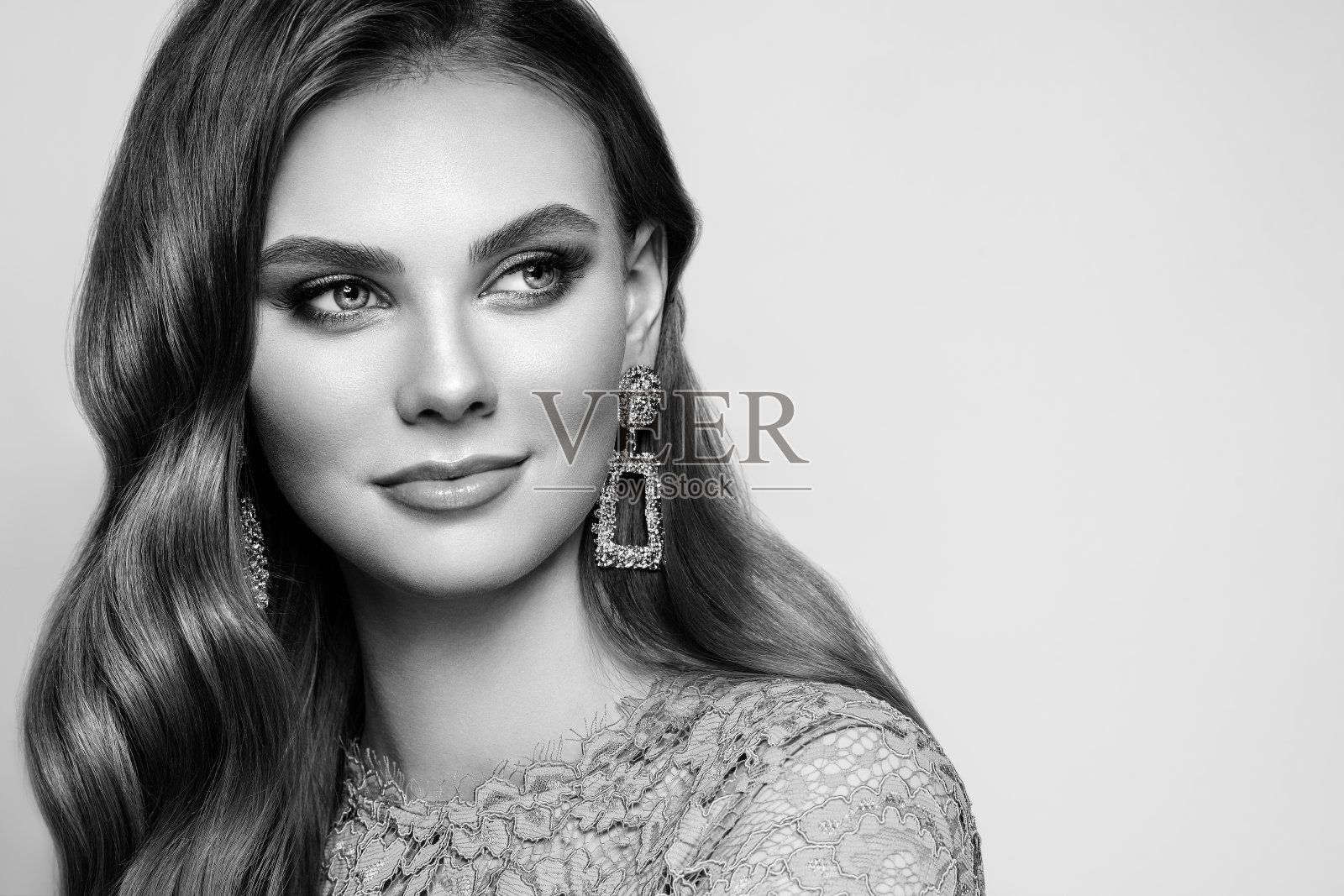 画一个戴着珠宝的美女照片摄影图片