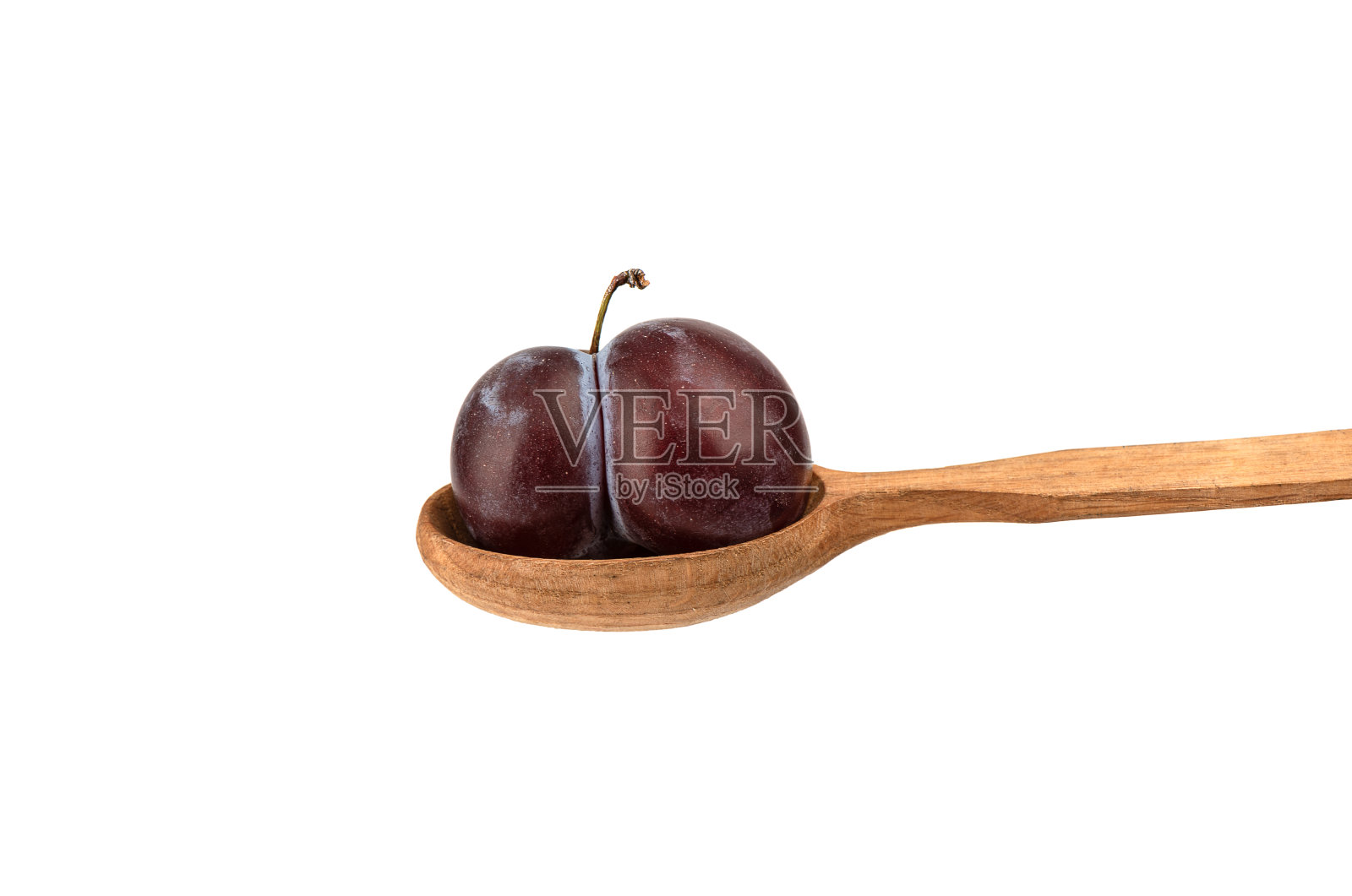 成熟的梅子品种卡巴尔丁卡在木勺上孤立在白色背景上。照片摄影图片