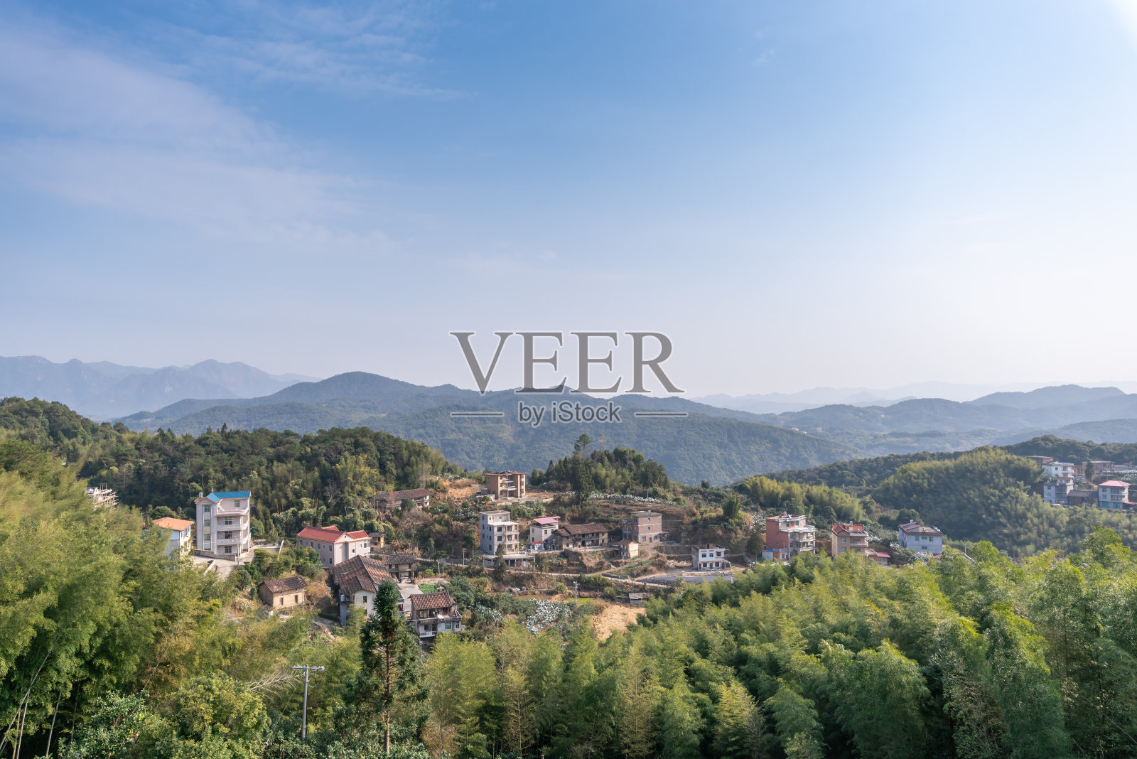 那座红房子耸立在竹林中照片摄影图片