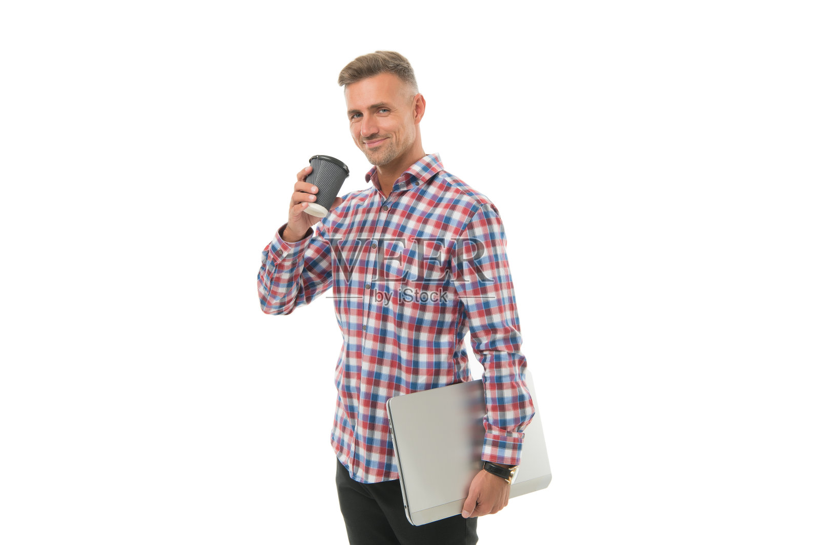 网吧。快乐男人拿着外卖杯和笔记本电脑。咖啡店或咖啡馆。网吧。咖啡休息。现代生活。在自助餐厅和咖啡馆做自由职业者。上网照片摄影图片