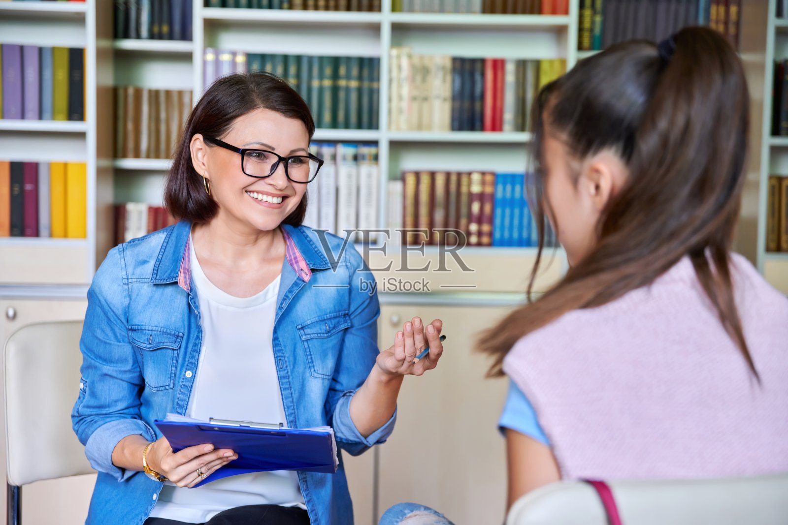 女学校心理学家，教师，社工，辅导少女的导师照片摄影图片