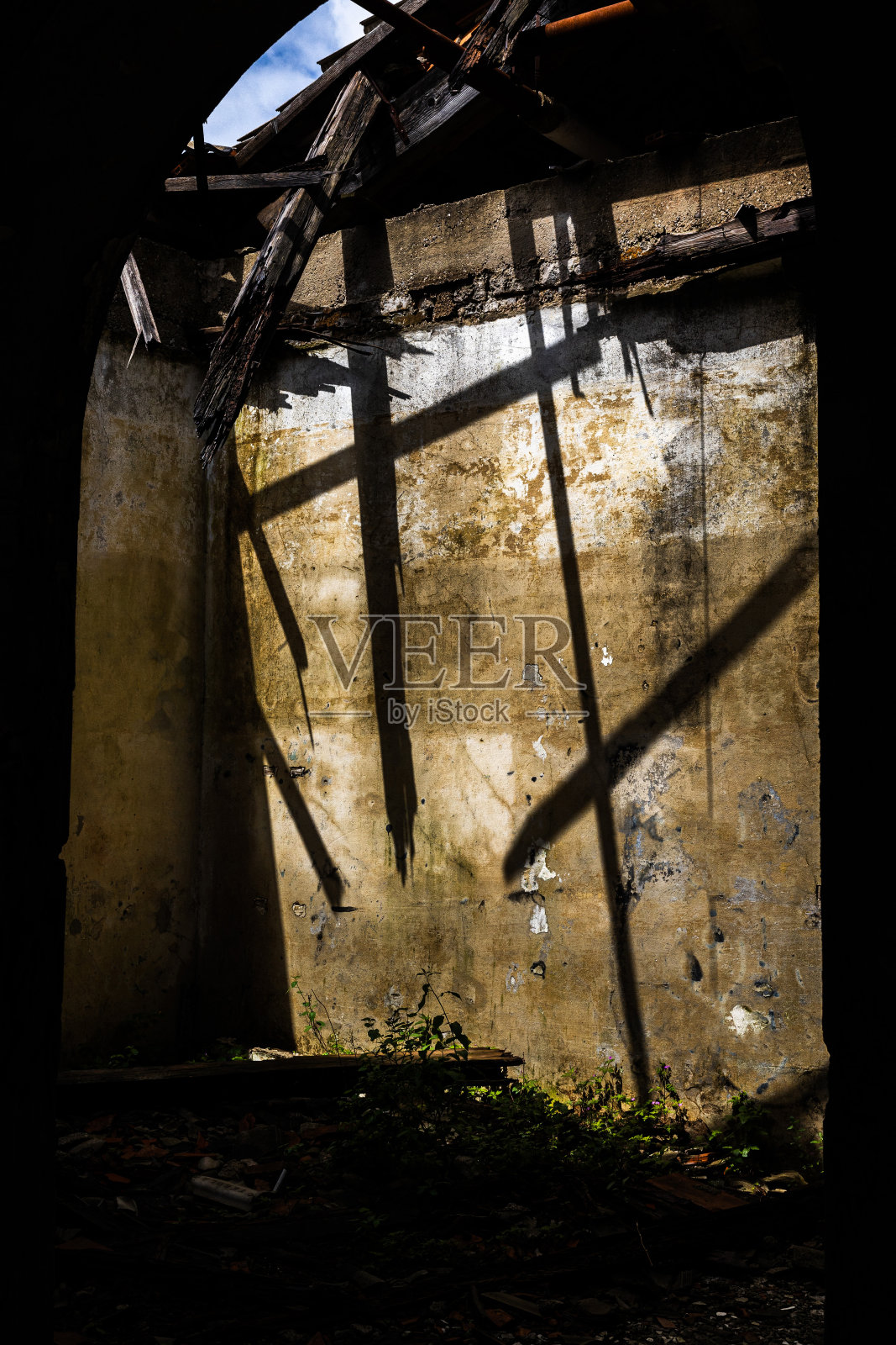 黄墙上的倒影，废弃的城市环境照片摄影图片