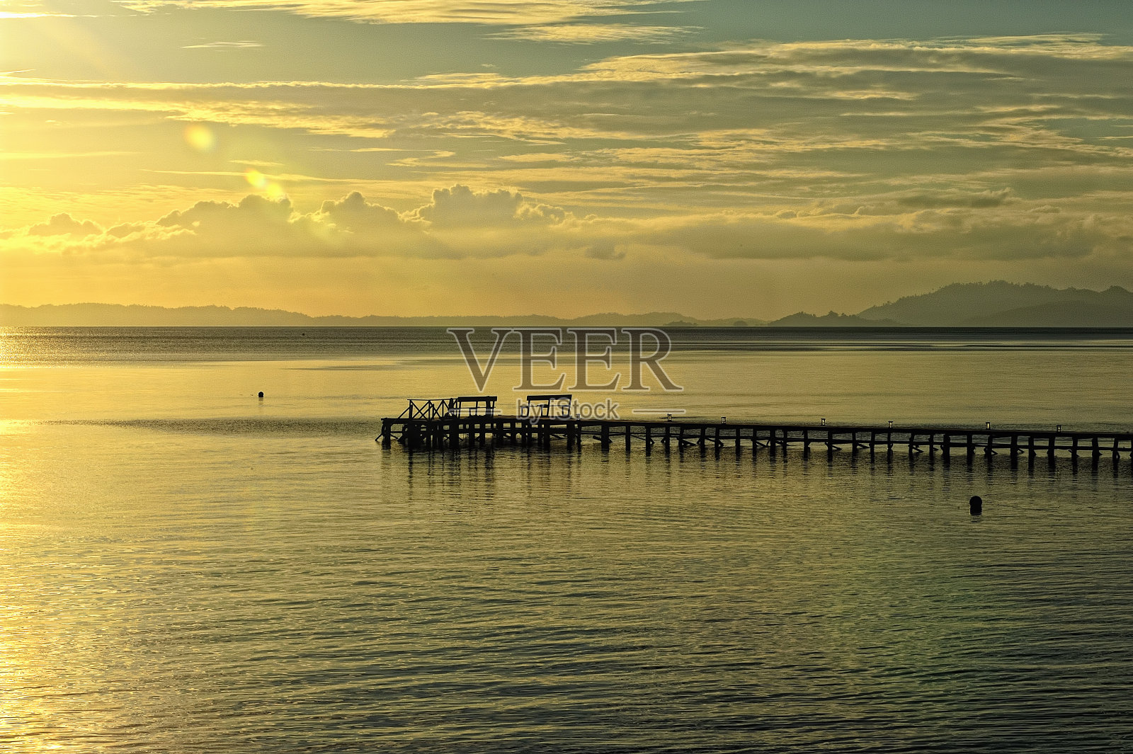 这是一幅日落时大海的美丽画面照片摄影图片