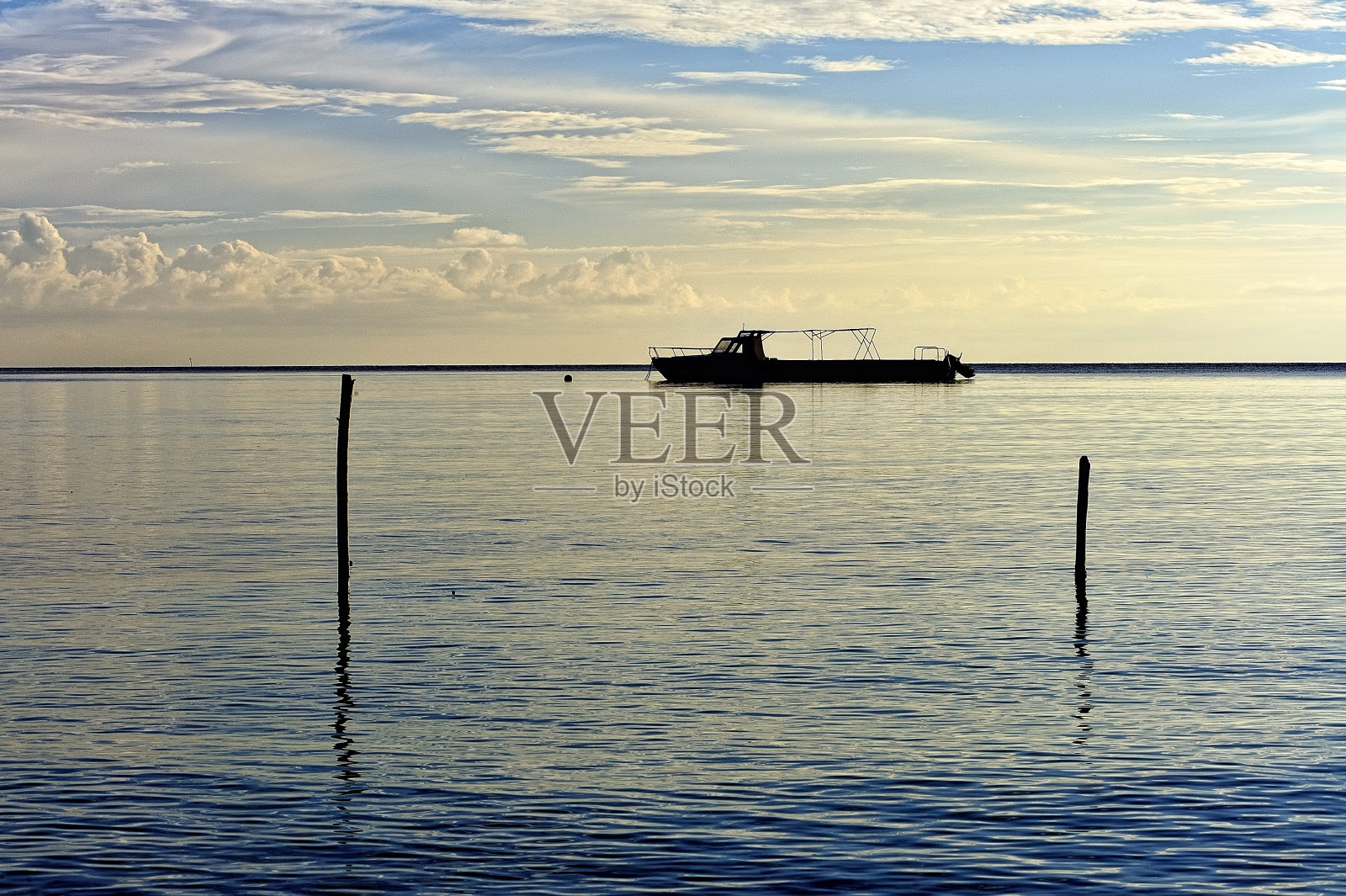 这是一幅日落时大海的美丽画面照片摄影图片