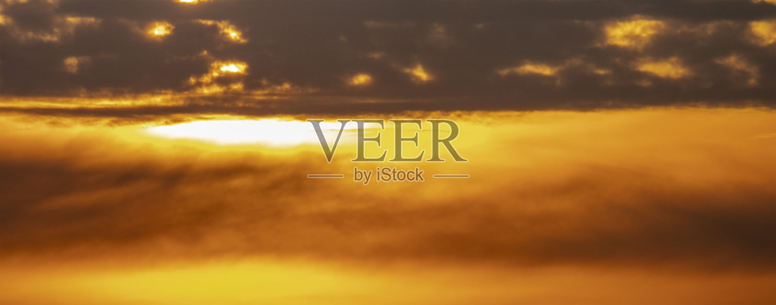 天空，黎明或日落，色彩鲜艳。照片摄影图片