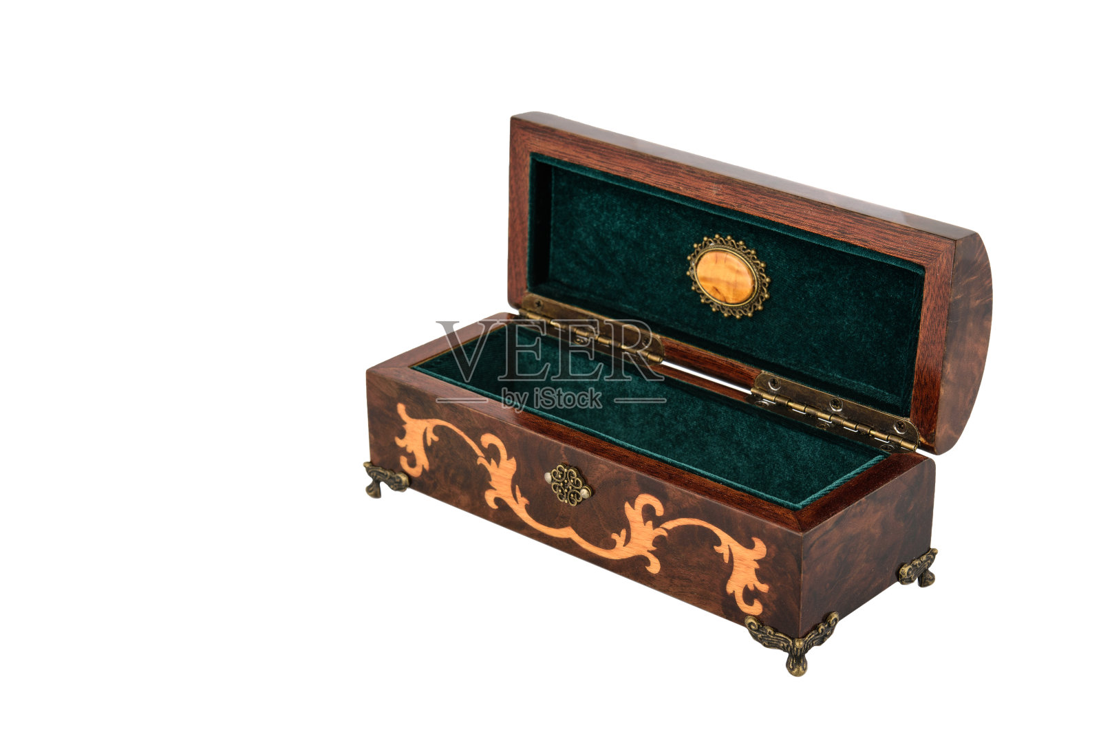 打开天鹅绒衬里的木制首饰盒照片摄影图片