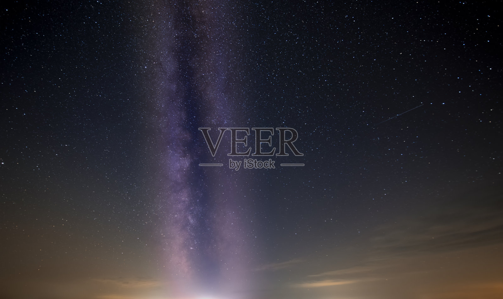 星空中有一部分是银河系。照片摄影图片