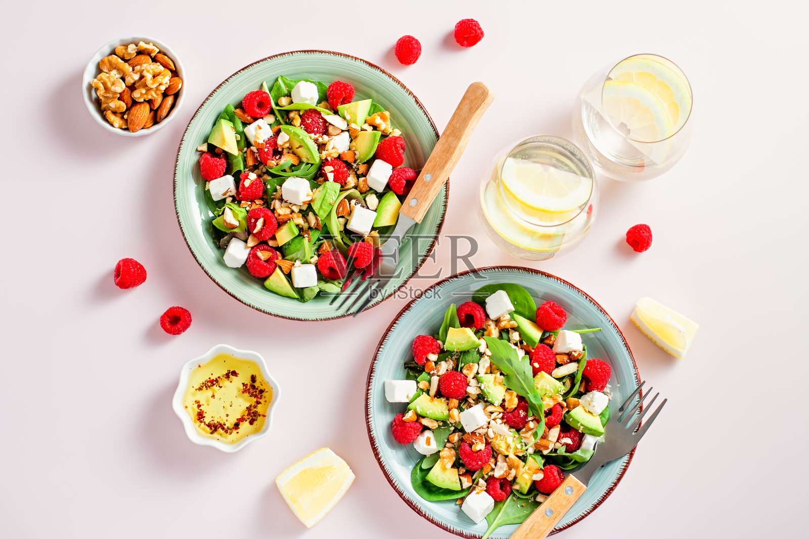 清淡的夏季沙拉，配有覆盆子，核桃，牛油果和奶酪照片摄影图片
