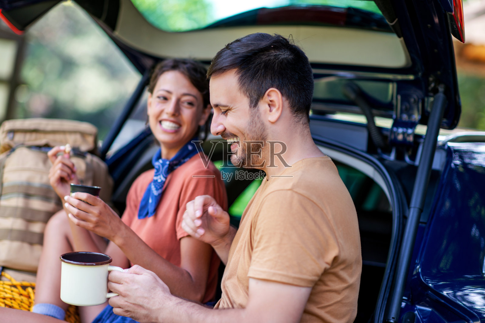 一对迷人的年轻夫妇在森林里徒步旅行照片摄影图片