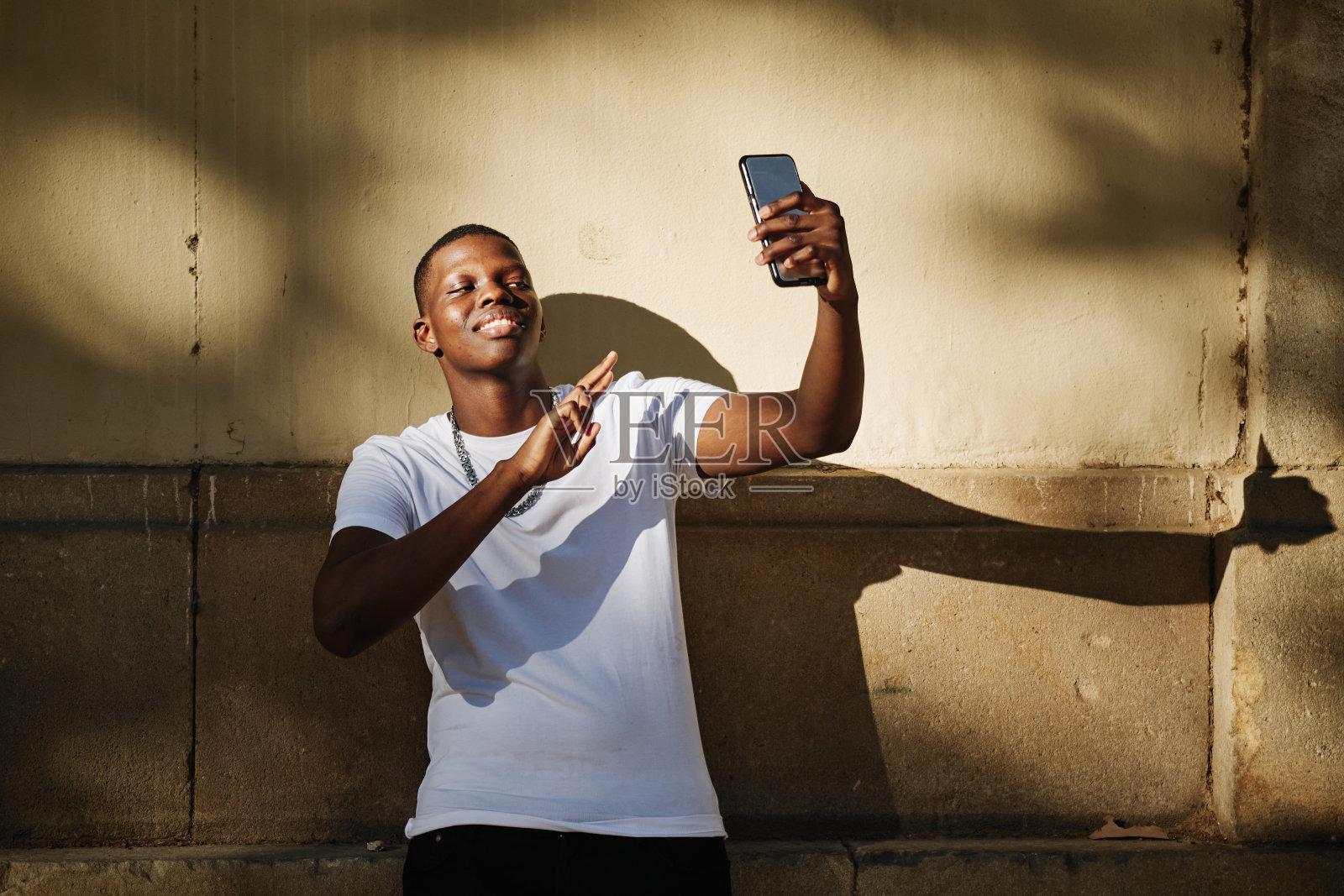 城市里一个黑人男孩的肖像-概念肖像照片摄影图片