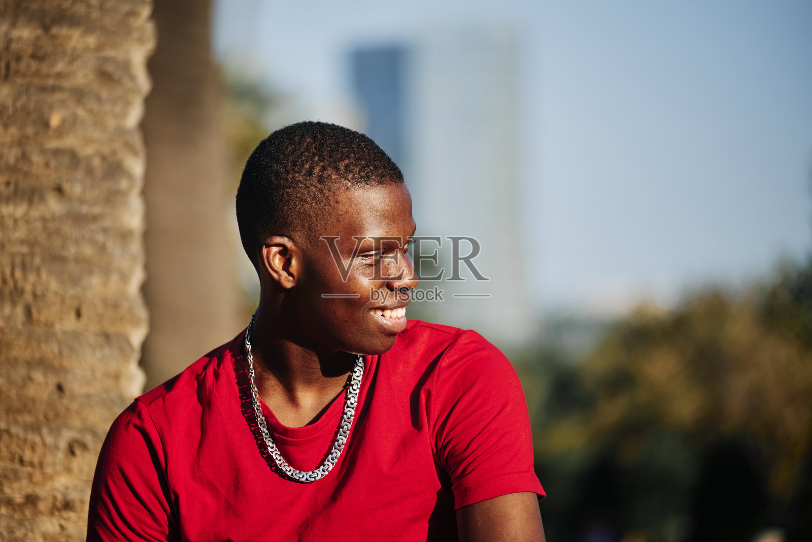 城市里一个黑人男孩的肖像-概念肖像照片摄影图片