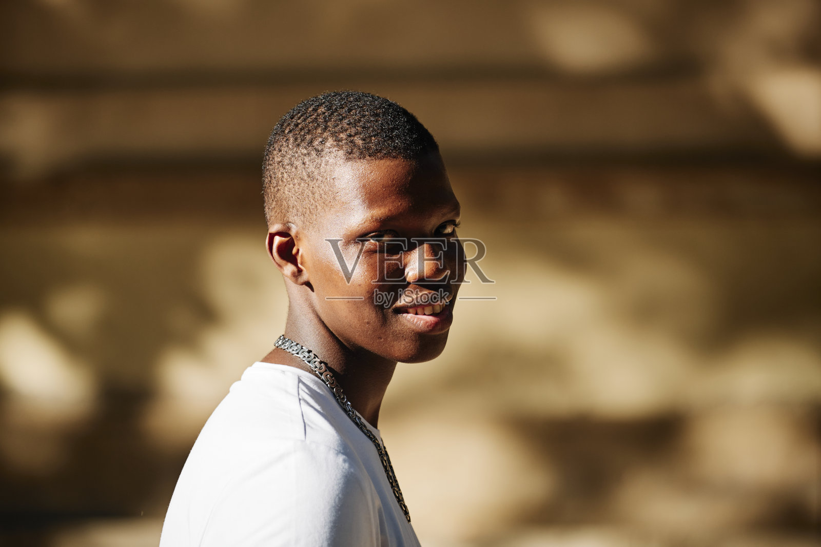 城市里一个黑人男孩的肖像-概念肖像照片摄影图片