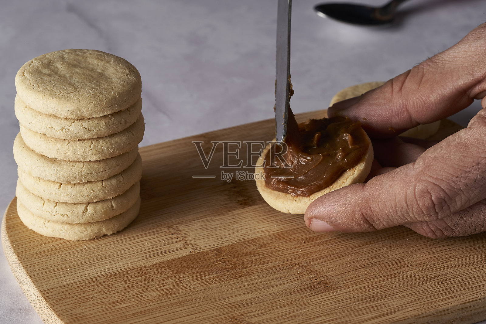 手工将玉米淀粉与牛奶布丁混合。照片摄影图片