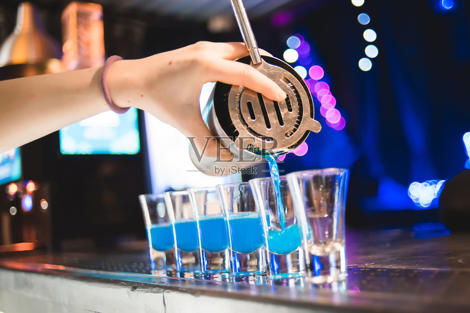 夜店里的一杯冰鸡尾酒照片摄影图片