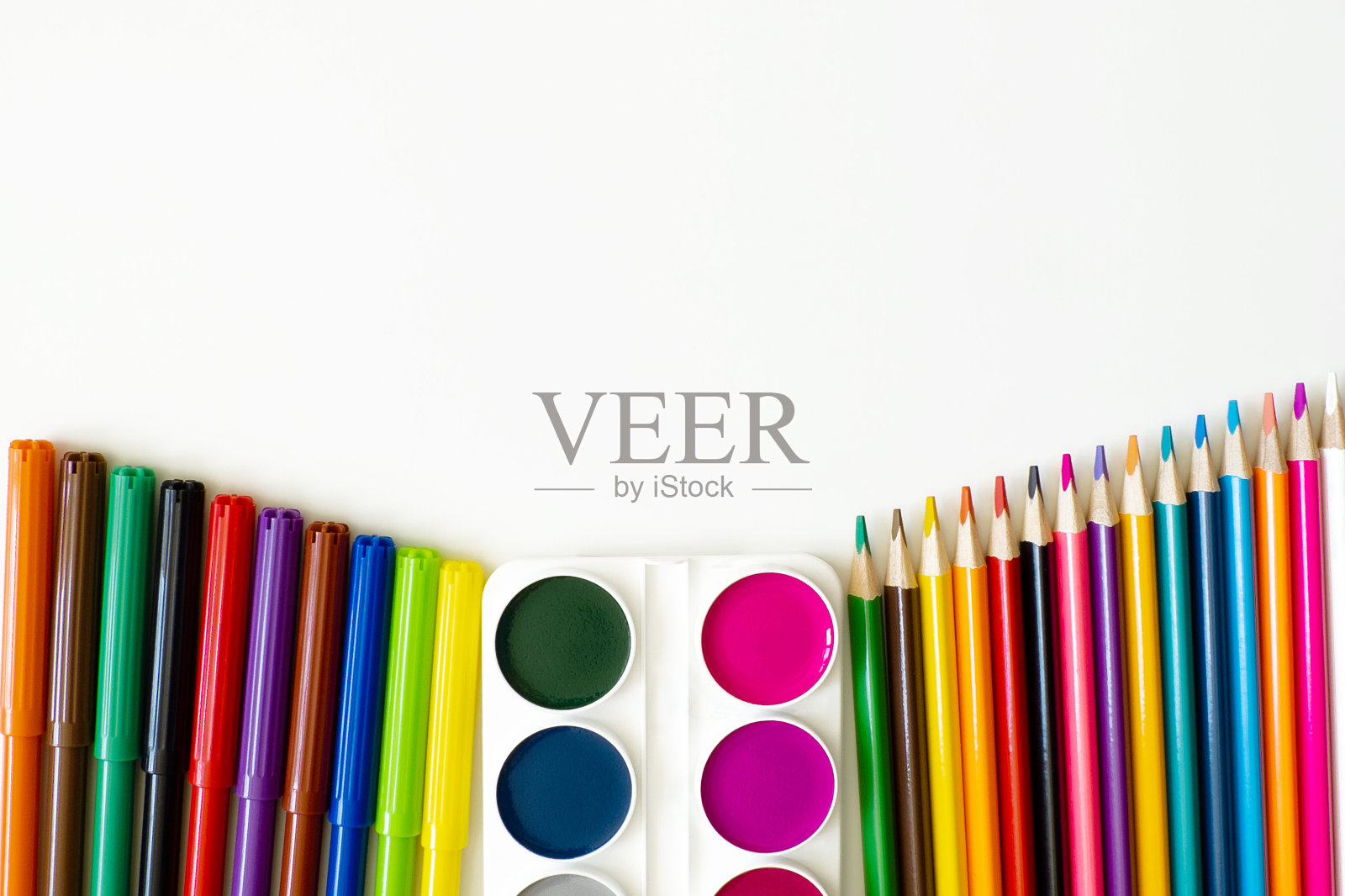 彩色铅笔、马克笔和颜料被隔离在白色的背景上。学校用品照片摄影图片