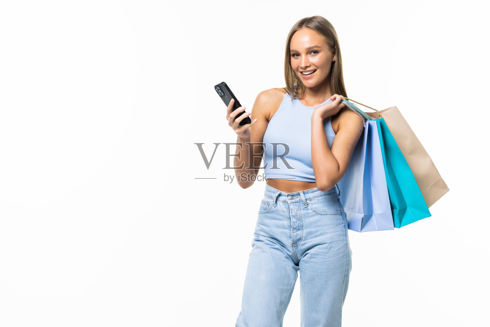 快乐的购物女用手机发短信被隔离了照片摄影图片