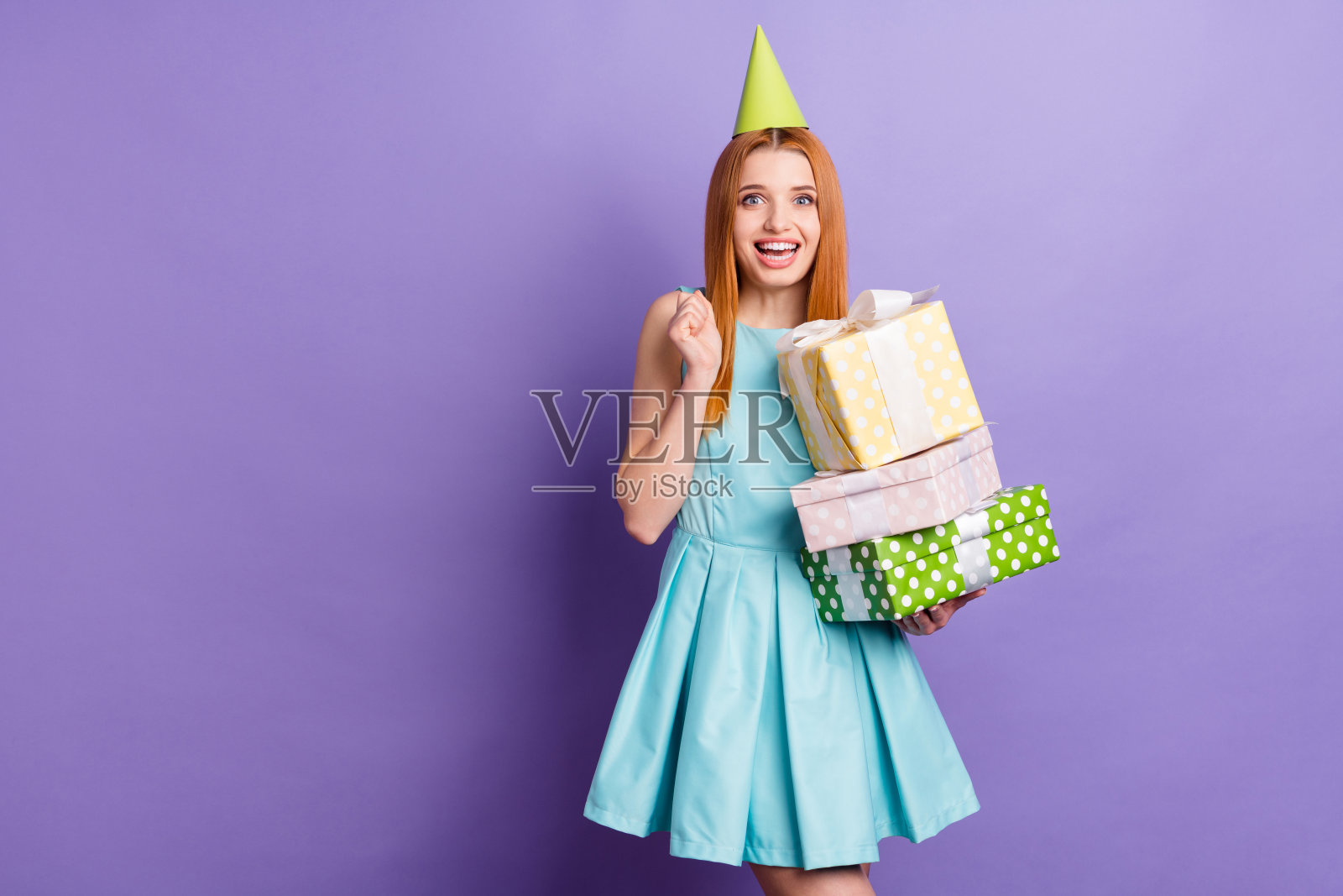 照片惊奇的年轻积极开朗的女士手牵手堆礼物兴奋孤立在紫色背景照片摄影图片
