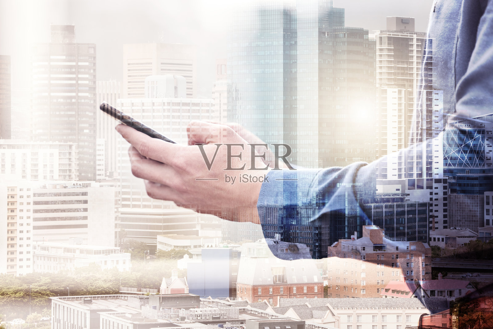 一个面目全非的商人在工作时使用手机照片摄影图片