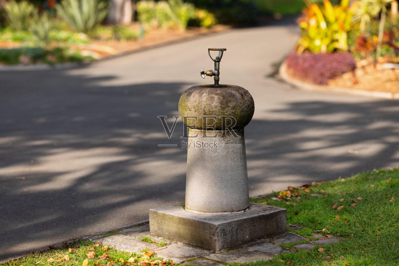 公园里古老的石头饮水机照片摄影图片