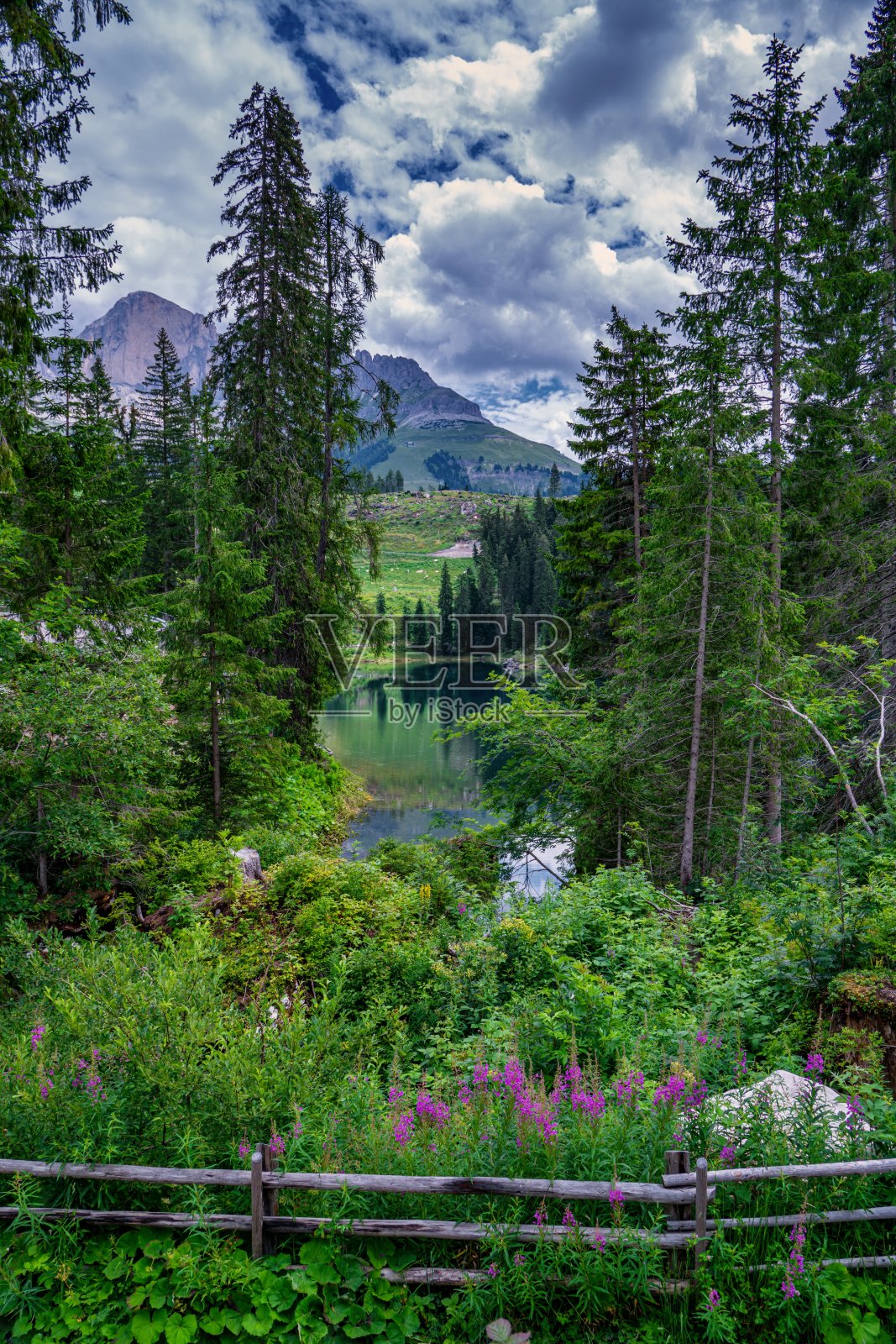 白云石山脉冰斗湖照片摄影图片