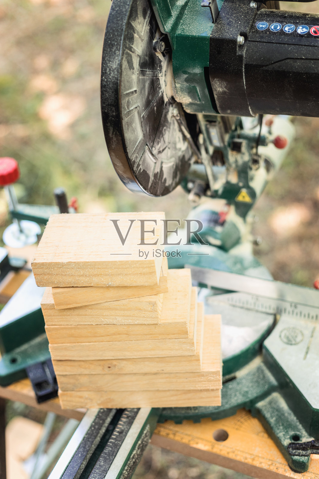 手工艺品，木块堆在人字锯，特写照片摄影图片