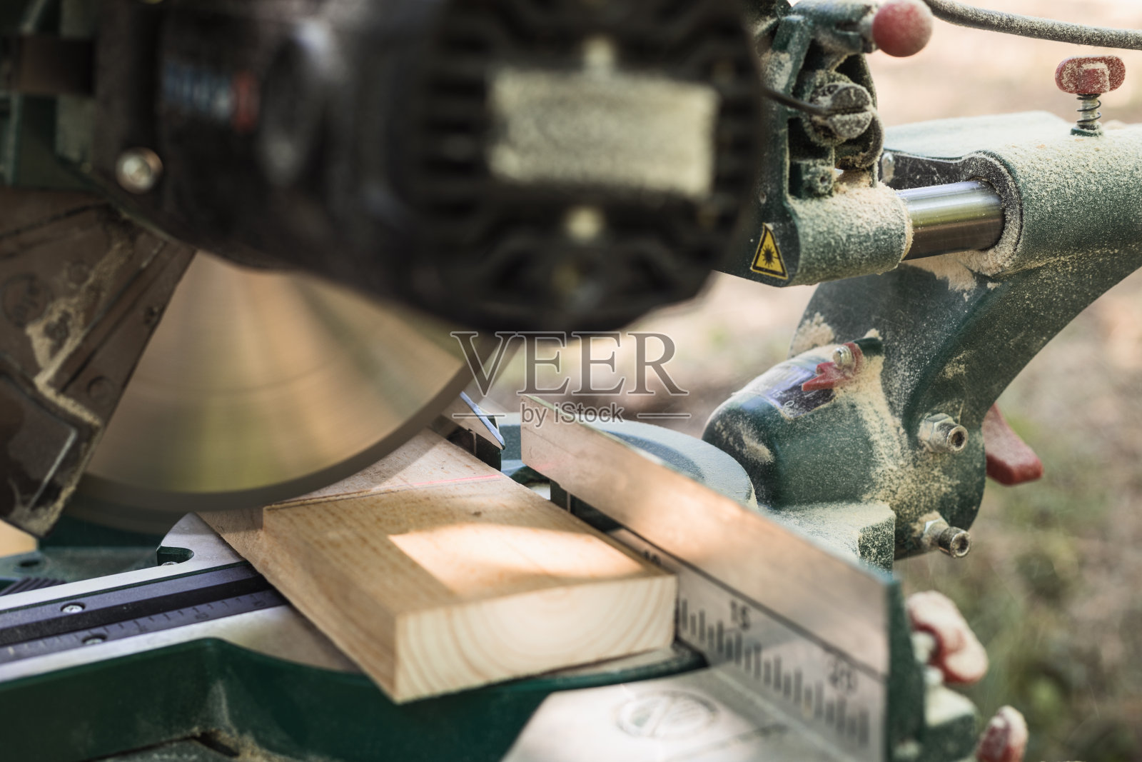 DIY木工，使用人字锯切割木材照片摄影图片