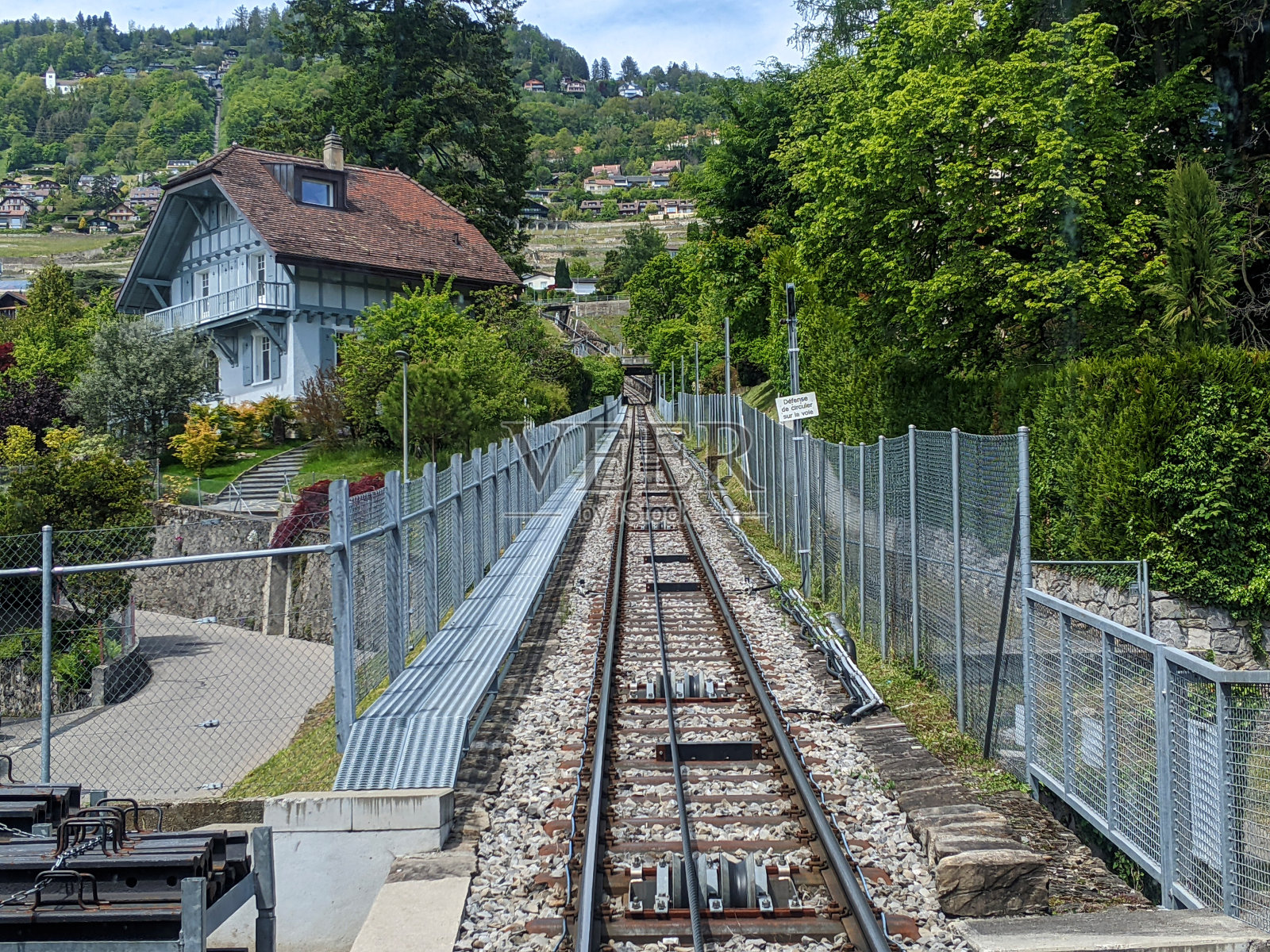 2021年春天，瑞士日内瓦湖上的佩林山，从韦维的齿轮铁路照片摄影图片