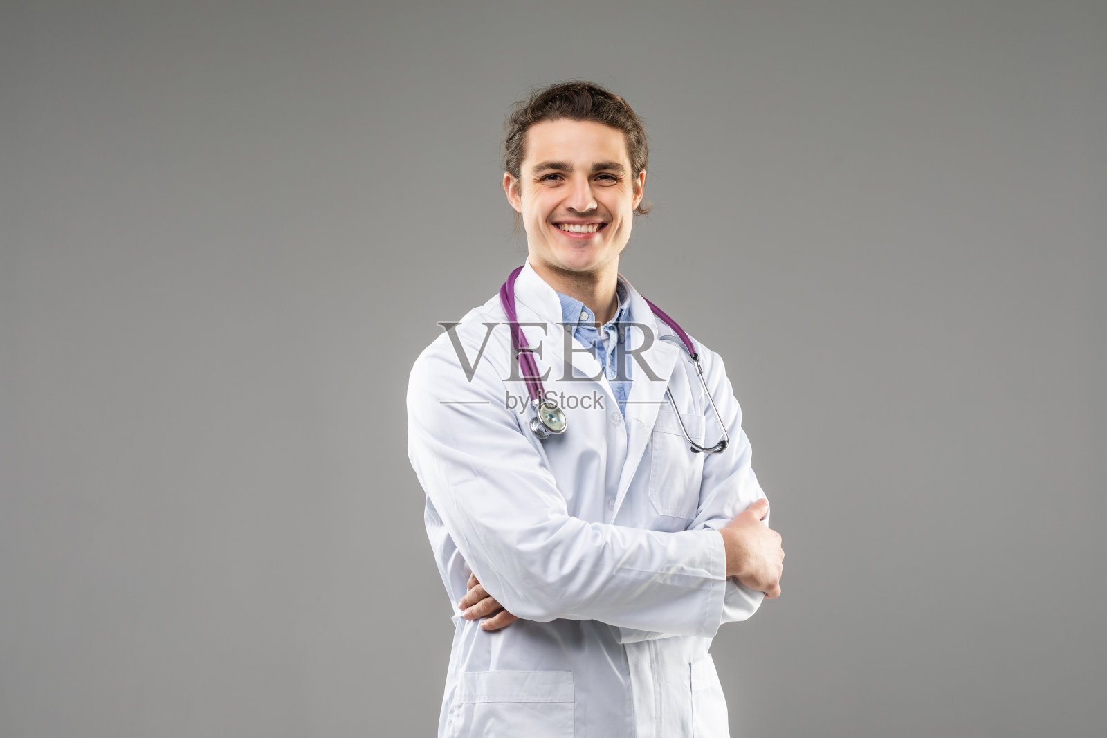 微笑的医生肖像孤立在白色的背景照片摄影图片