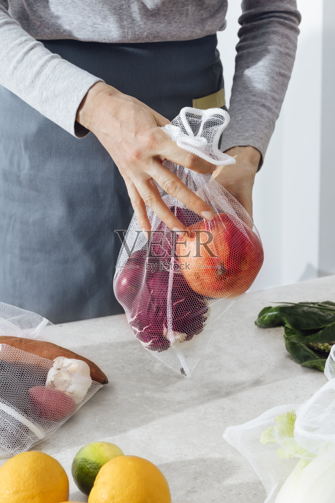 一位匿名女性在厨房使用网袋照片摄影图片
