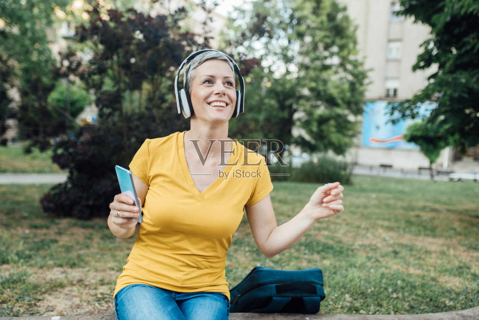 女人听音乐，享受户外活动照片摄影图片
