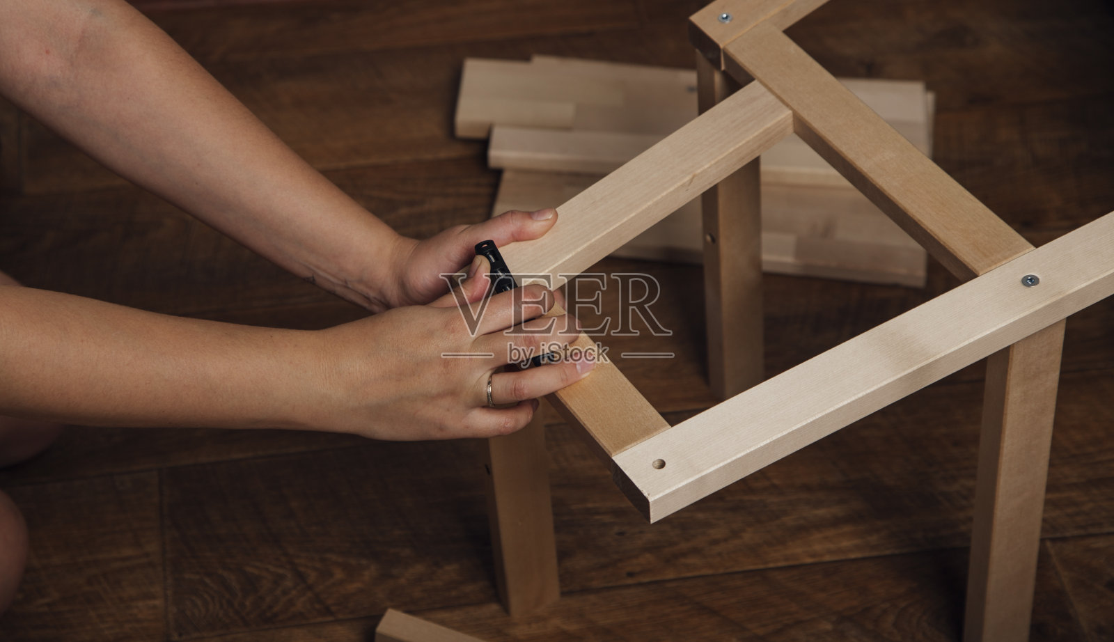 用你自己的双手修理一把椅子照片摄影图片