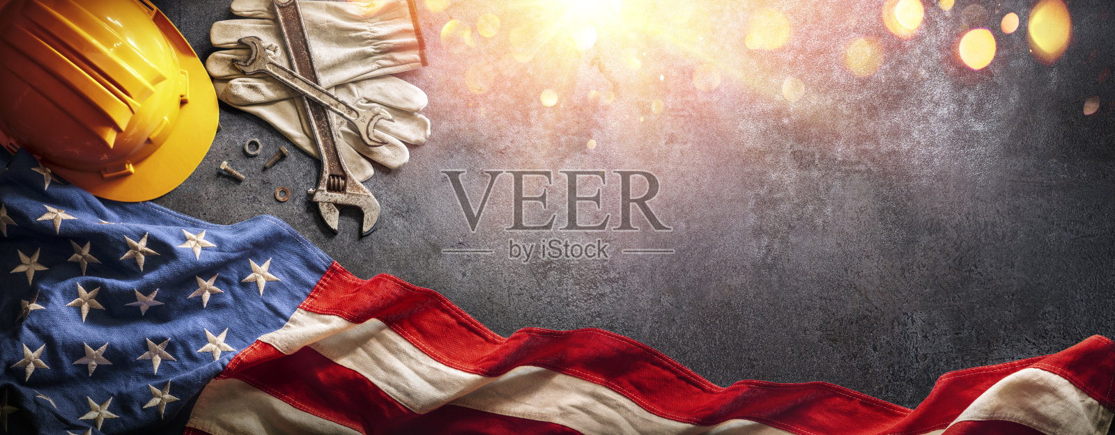 劳动节-国家假日-带美国国旗的头盔和工具照片摄影图片