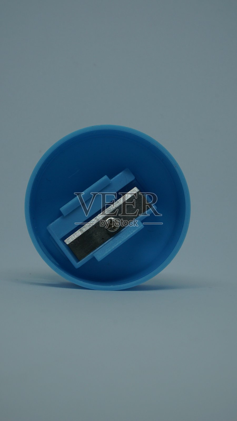 手动蓝色卷笔刀孤立在白色背景照片摄影图片