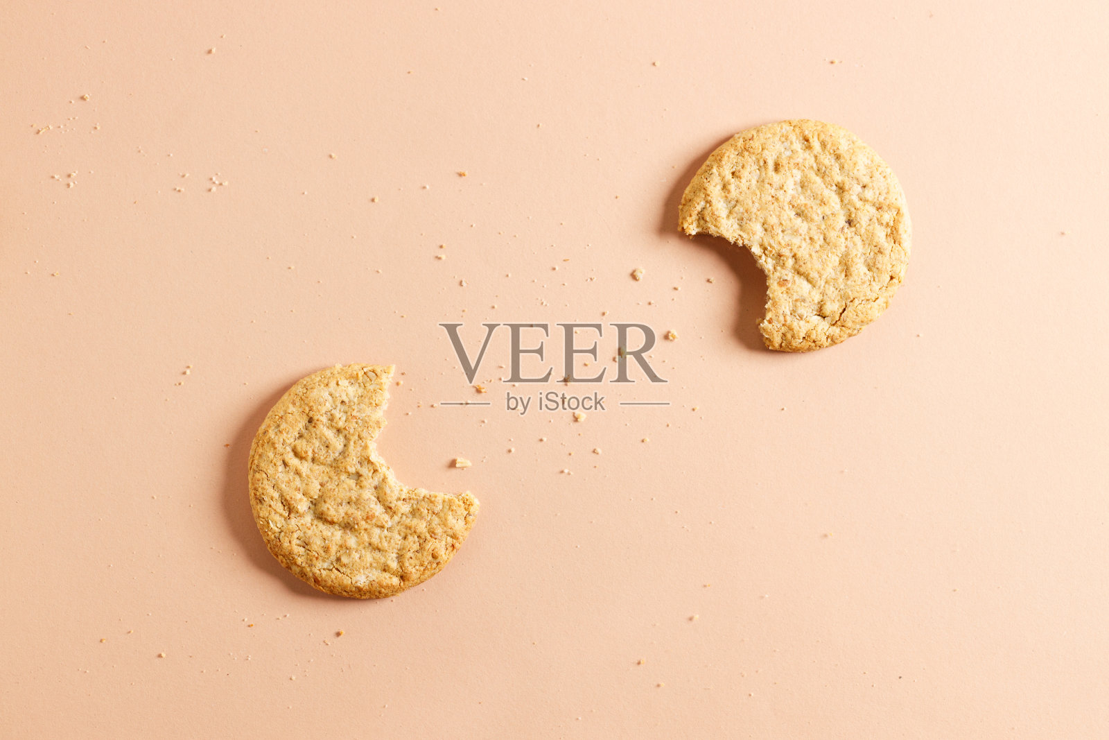 橙色背景上的甜饼。照片摄影图片