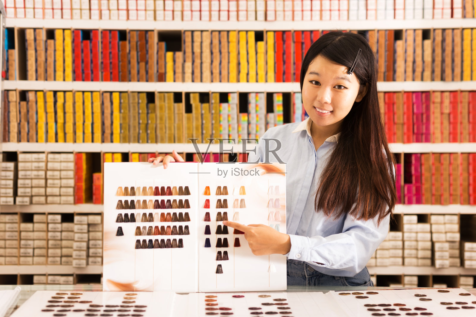 亚洲女孩拿着染发剂样本照片摄影图片