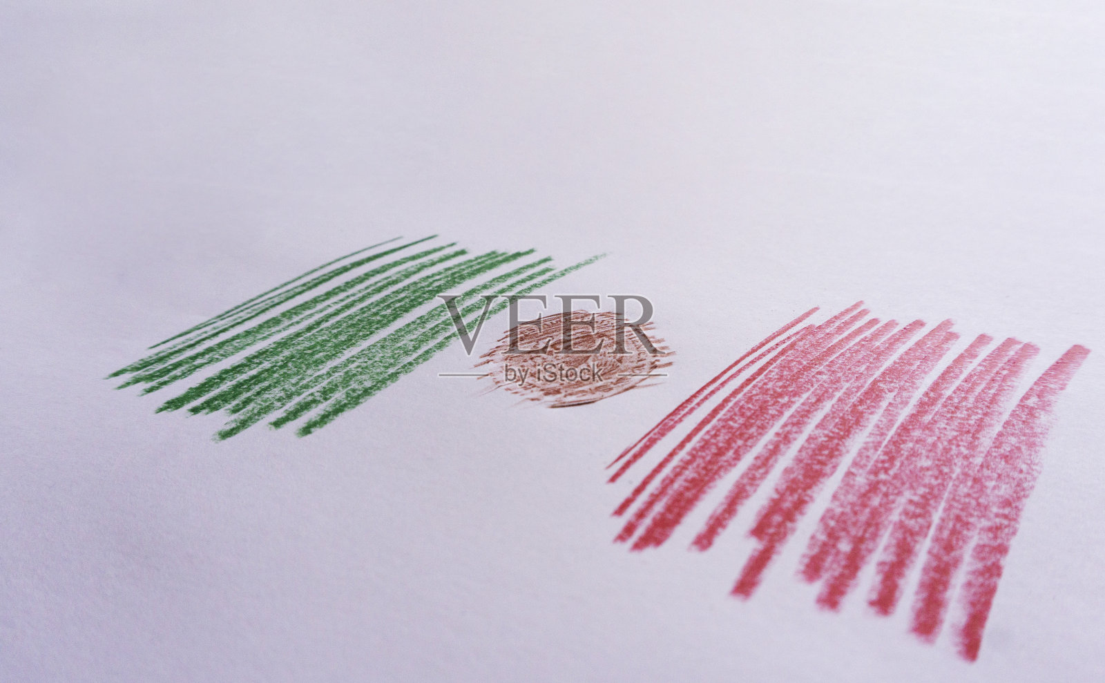 CDMX，墨西哥- 2021年8月24日:墨西哥国旗，彩色铅笔和硬币。照片摄影图片