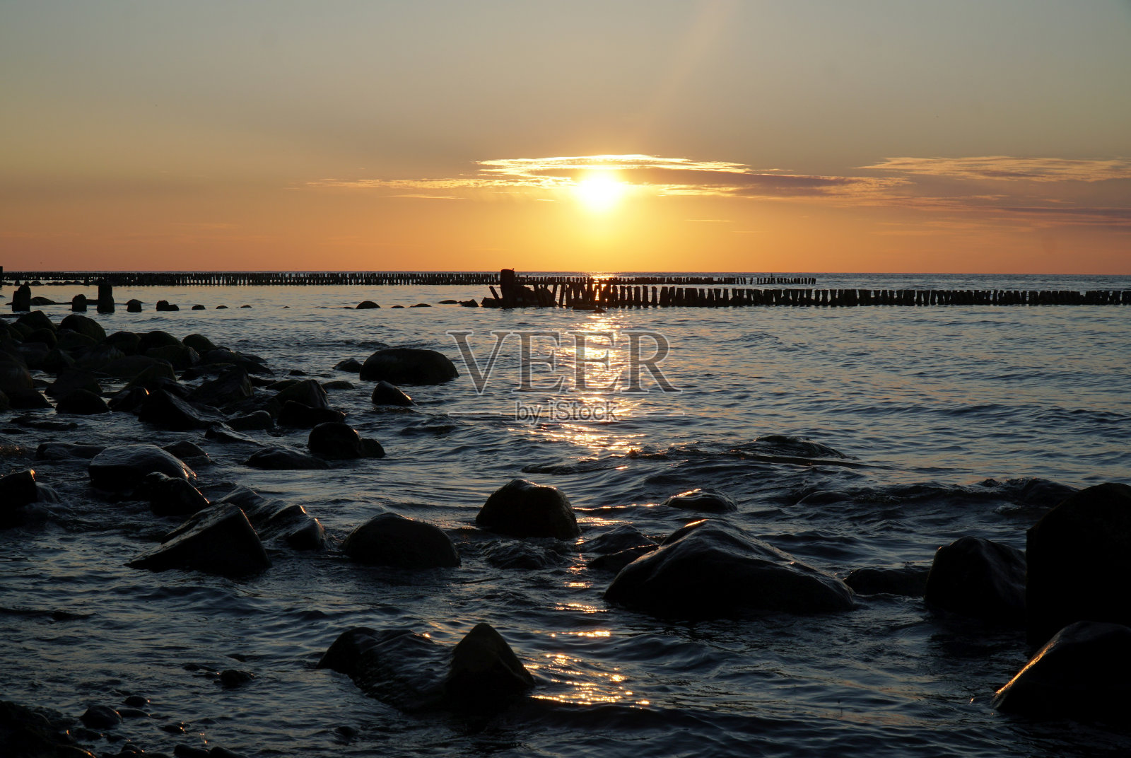 石头、沙子、海水和海滩都有灯光照片摄影图片