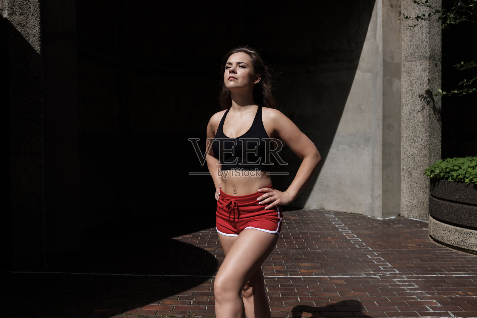 一个年轻健康的女人站在城市的肖像。照片摄影图片